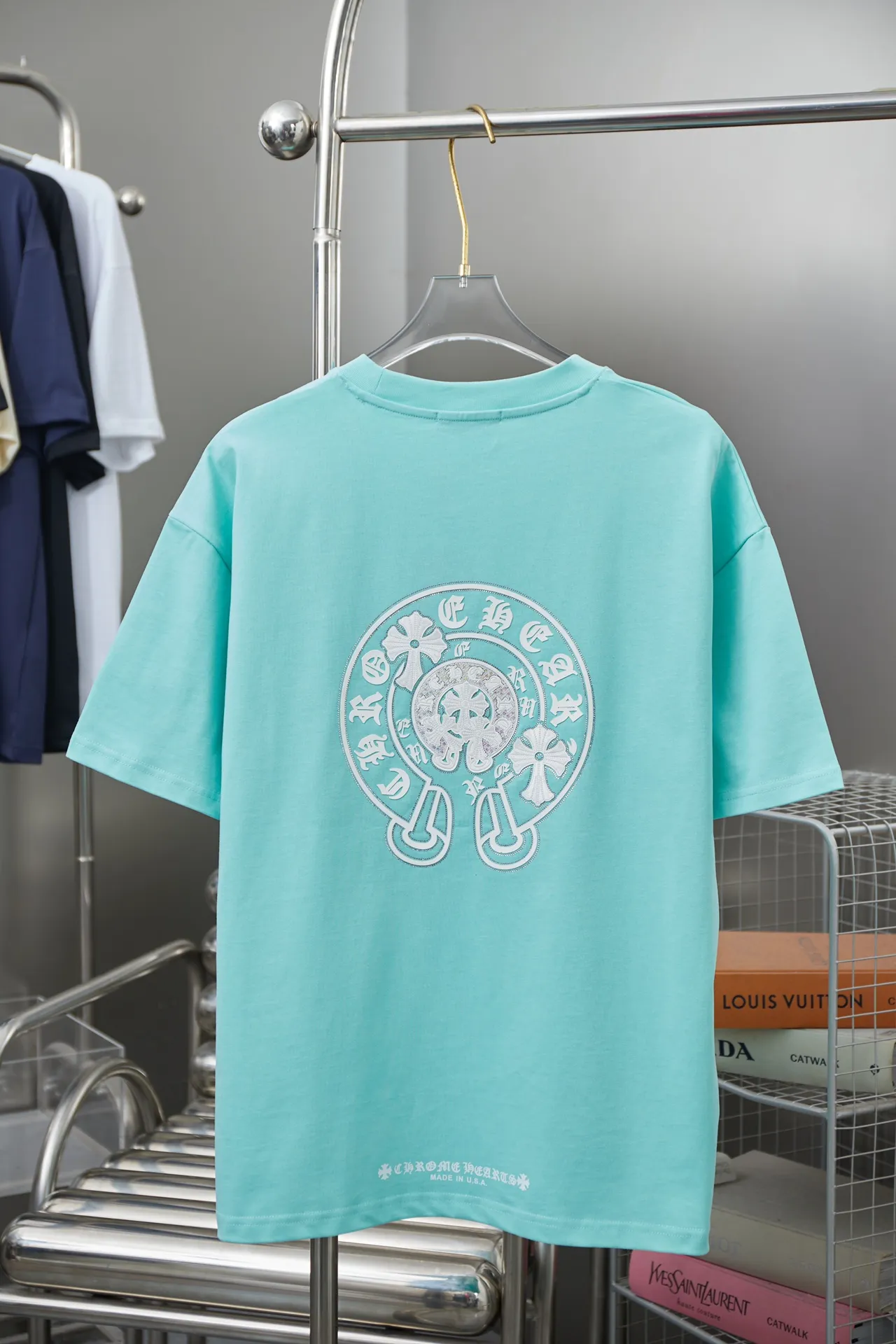 🅿️240 Ch*ome Hearte 25SS early spring new style Crow heart embroidered rhinestone short sleeves Light luxury essential item for daily commuting for men and women Correct version Welcome to compare Detailed features · 320g 100% pure cotton double yarn jersey fabric · Custom dyed in the same vat with special bold 32-count double-ply 1X1 thread · Imported Australian matte pearlescent diamonds ➕ Three-dimensional sequin embroidered Crow heart ➕ Thick version of letter logo · Double-needle stitching across seams · Original main mark, washed tag, branded moisture-proof paper packaging Color: black/white/rose red/blue Size: S/M/L/XL